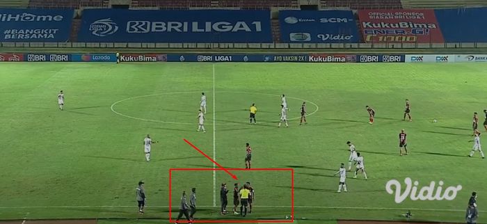 Todd Ferre saat menaikkan tangan ke muka ofisial keempat dalam laga Persipura vs Bali United (5/11/2021). 