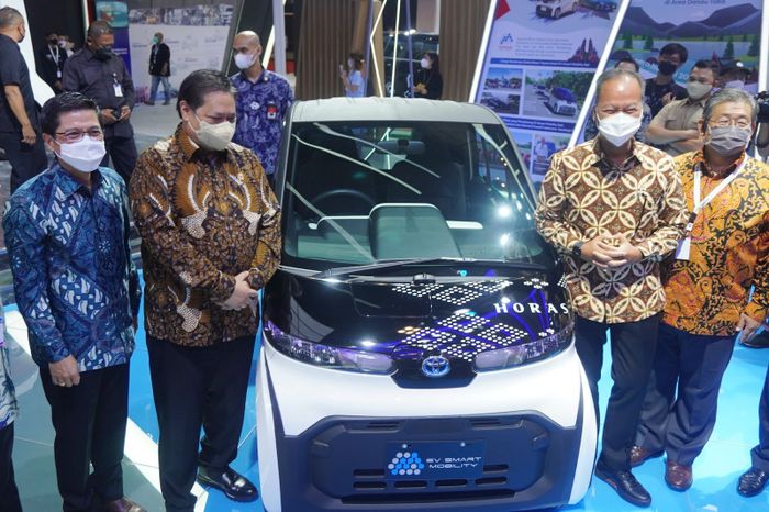 Menteri Koordinator Perekonomian Airlangga Hartarto (kedua kiri) dan Menteri Perindustrian Agus Gumiwang Kartasasmita (kedua kanan) bersama President Director PT Toyota -Astra Motor (TAM) Susumu Matsuda (kiri), dan Vice President Director PT Toyota