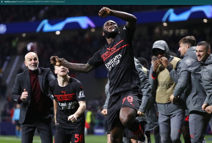 Gelandang AC Milan, Franck Kessie, memberikan salam kepada para Milanisti di Wanda Metropolitano usai laga bubaran.