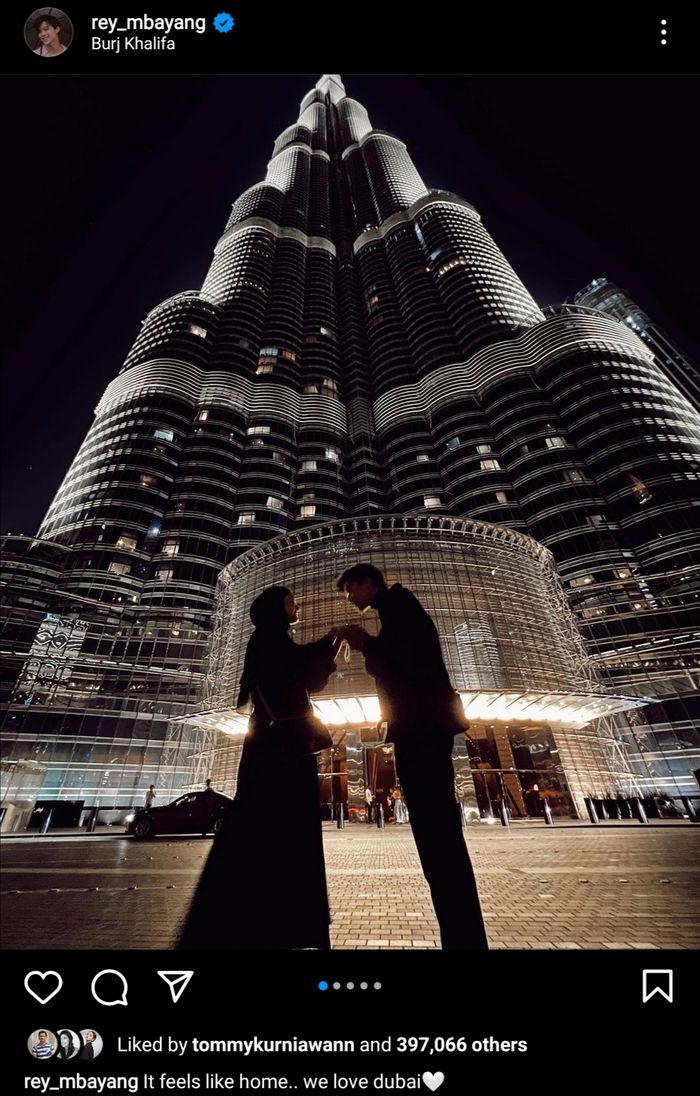 Unggahan Rey Mbayang bersama DInda Hauw di depan Burj Khalifa.