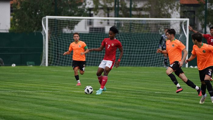 Aksi Ronaldo Kwateh dalam laga uji coba timnas U-18 Indonesia versus Anyalaspor U-18 di Turki, Rabu (24/11/2021).