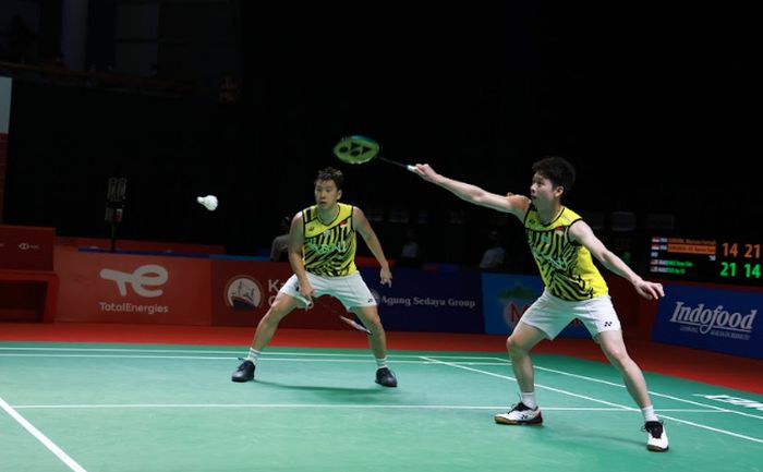 Pasangan ganda putra, Marcus Fernaldi Gideon/Kevin Sanjaya Sukamuljo, saat tampil di babak perempat final Indonesia Open 2021 di Bali International Convention Centre, Nusa Dua, Bali, Jumat (26/11/2021).