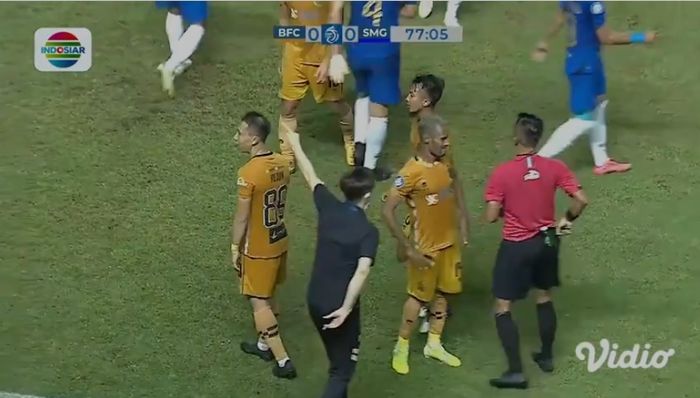 Paul Munster saat memprotes keputusan wasit mengkartu merah Lee Yu Jun dalam laga Bhayangkara FC vs PSIS (26/11/2021). 