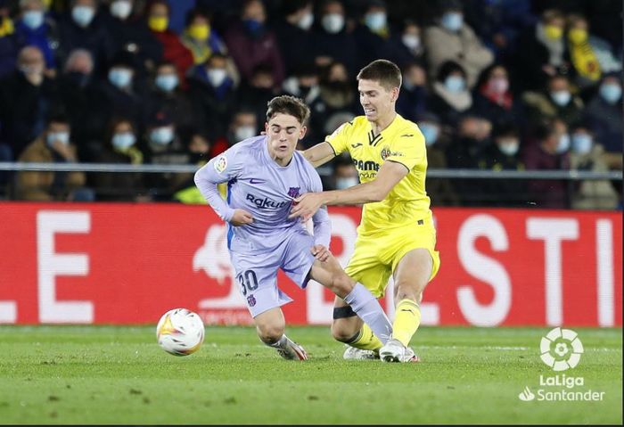 Aksi Gavi dalam laga Villarreal vs Barcelona di Estadio de la Ceramica, Sabtu (27/11/2021).