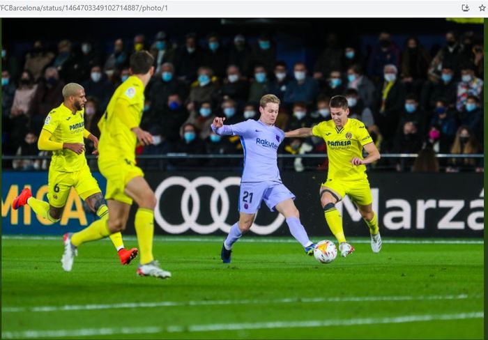 Aksi Frenkie de Jong dalam laga Villarreal vs Barcelona di Estadio de la Ceramica, Sabtu (27/11/2021).