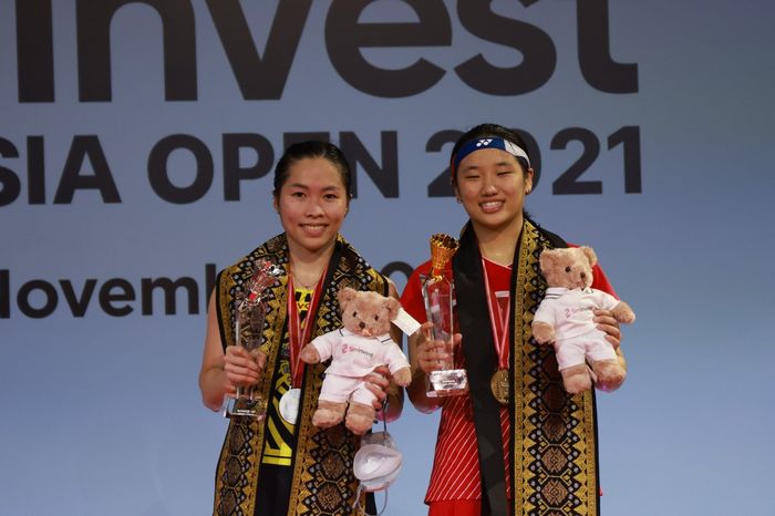 Ratchanok Intanon dari Thailand (kiri) dan An Se-young dari Korea Selatan (kanan) saat victory ceremony Indonesia Open 2021. Keduanya bisa bertemu lagi di final Indonesia Open tahun ini.