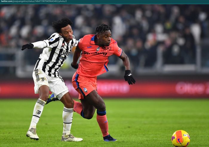 Duvan Zapata berduel dengan Juan Cuadrado pada laga Juventus kontra Atalanta.