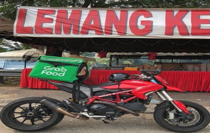 Pria bernama Herry Seviani asal Malaysia menggunakan motor seharga Rp187 juta sebagai kendaraan penunjang profesinya sebagai ojek online.