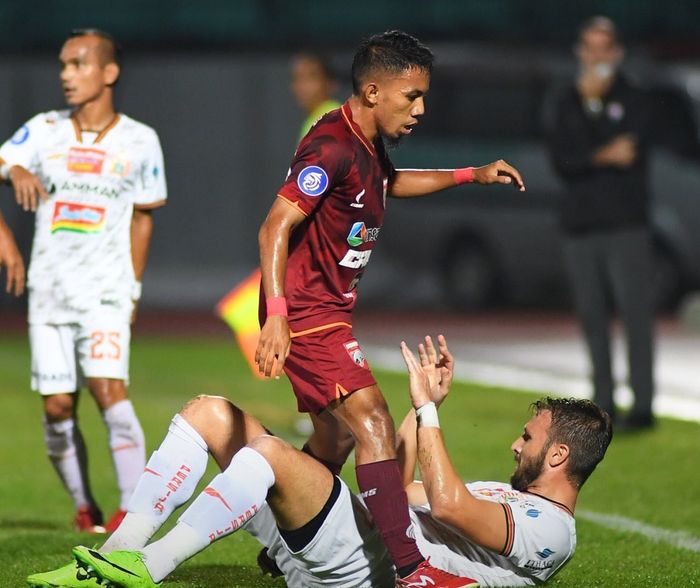 Pemain Borneo FC, M Sihran, berduel dengan bek Persija Jakarta, Marco Motta, pada pekan ke-14 Liga 1 2021