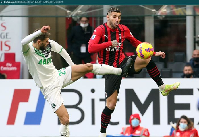 Pemain AC Milan, Theo Hernandez, berduel dengan salah satu pemain Sassuolo pada laga yang berlangsung di San Siro.