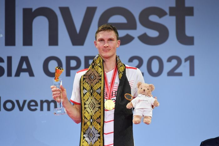 Pebulu tangkis tunggal putra Denmark, Viktor Axelsen, berpose dengan trofi juara seusai menjuarai Indonesia Open 2021 di Bali International Convention Centre, Nusa Dua, Minggu (28/11/2021).