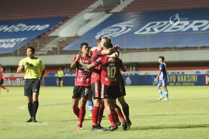 Pemain Bali United merayakan gol yang dicetak Melbin Platje ke gawang Persiraja Banda Aceh pada pekan ke-14 Liga 1 2021.