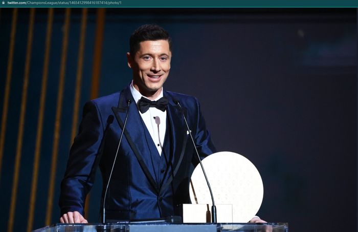 Robert Lewandowski meraih penghargaan Striker of The Year pada malam penganugrahan Ballon d'Or 2021.