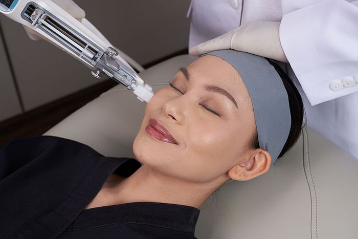 Skin Hydration Booster with Vitamin C.       