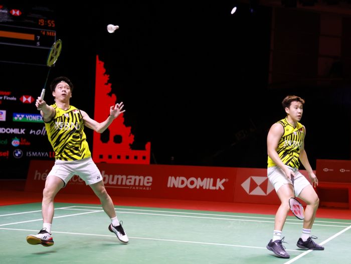 Pasangan ganda putra Indonesia, Marcus Fernaldi Gideon/Kevin Sanjaya Sukamuljo, saat bertanding melawan wakil Taiwan, Lee Yang/Wang Chi-Lin, pada laga penyisihan Grup A BWF World Tour Finals 2021 di Bali International Convention Centre &amp; Westin Resort, Nusa Dua, Bali, Rabu (1/12/2021).