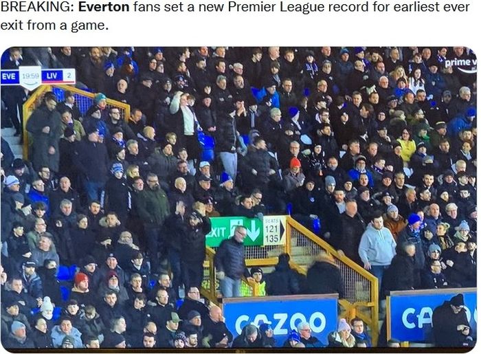 Suporter Everton meninggalkan stadion sebelum laga kontra Liverpool selesai.