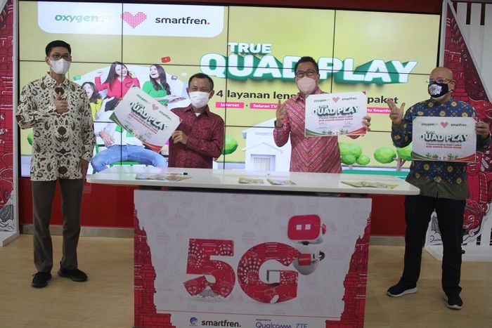 Galumbang Menak, President Director PT Mora Telematika Indonesia (Moratel) dan Djoko Tata Ibrahim, Deputy CEO Smartfren menandatangani MoU sinergi Moratel dan Smartfren. Penandatanganan ini menandai lahirnya layanan internet True Quadplay yang untuk pertama kalinya di Indonesia mengombinasikan keung