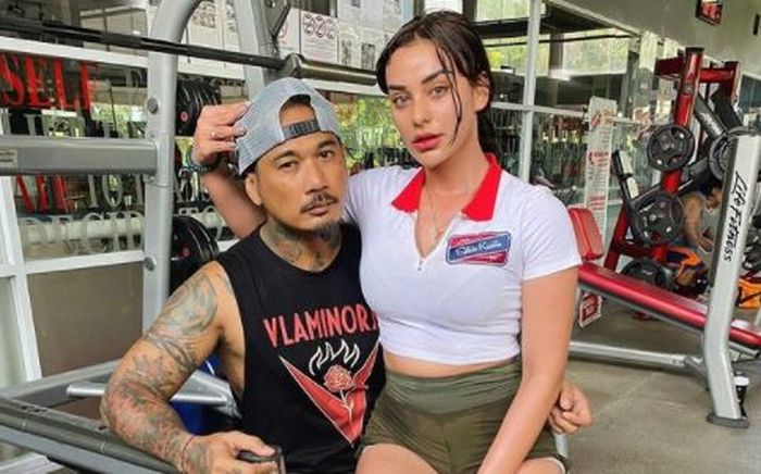 Nora Alexandra mengaku hidupnya tak bahagia usai Jerinx dipenjara lagi.