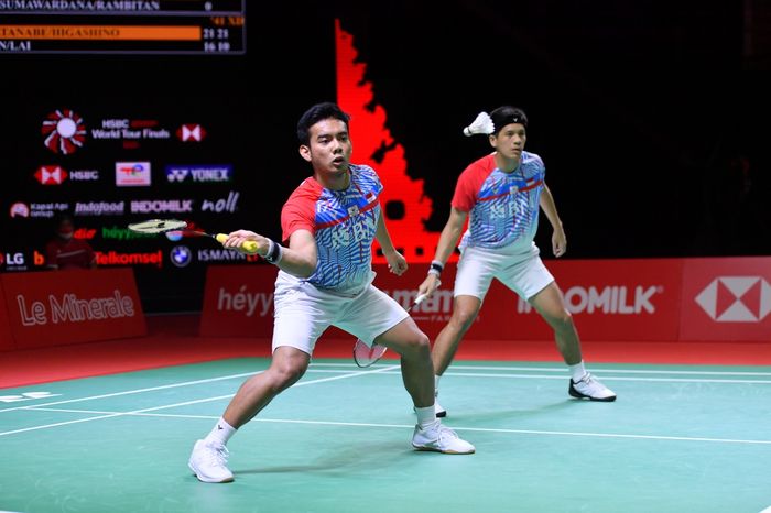 Pasangan ganda putra Indonesia, Pramudya Kusumawardana/Yeremia Erich Yoche Yacob Rambitan, saat tampil pada hari kedua BWF World Tour Finals 2021 di di Bali International Convention Center &amp; Westin Resort, Nusa Dua, Bali, Kamis (2/12/2021).