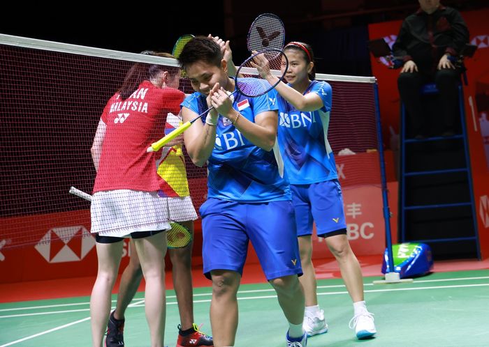 Pasangan ganda putri Indonesia, Greysia Polii/Apriyani Rahayu (jersey biru), bersalaman dengan lawan mereka, Pearly Tan/Thinaah Muralitharan (Malaysia), pada pertandingan ketiga babak penyisihan di Grup A ganda putri BWF World Tour Finals 2021 di Bali International Convention Centre, Nusa Dua, Bali,