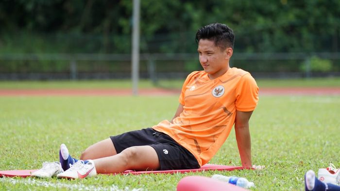 Pemain timnas Indonesia, Syahrian Abimanyu, dalam sesi latihan di Singapura, Jumat (3/12/2021)