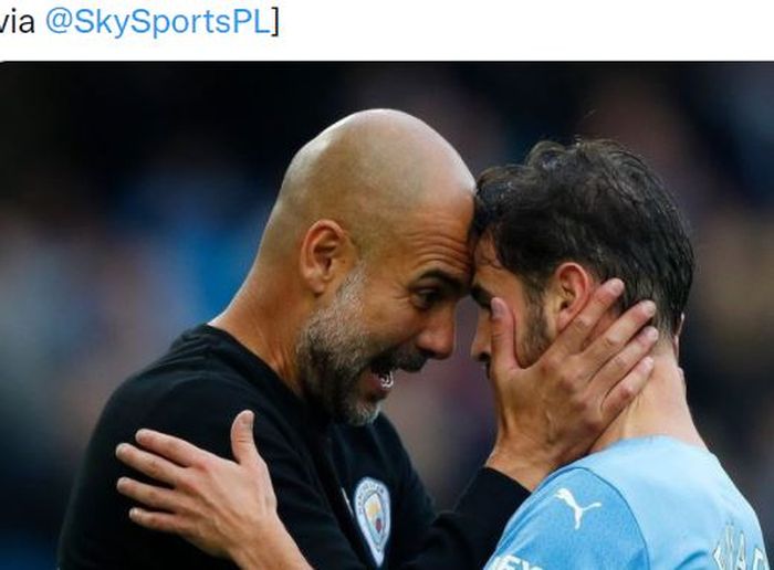 Pelatih Manchester City, Pep Guardiola, melakukan selebrasi bareng Bernardo Silva.