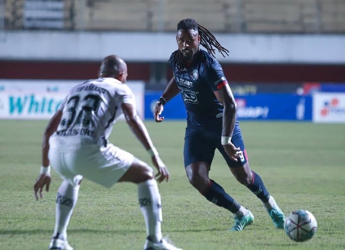 Striker Arema FC, Carlos Fortes, berduel dengan bek Bali United, Leonard Tupamahu, pada pertandingan pekan ke-15 Liga 1 2021.