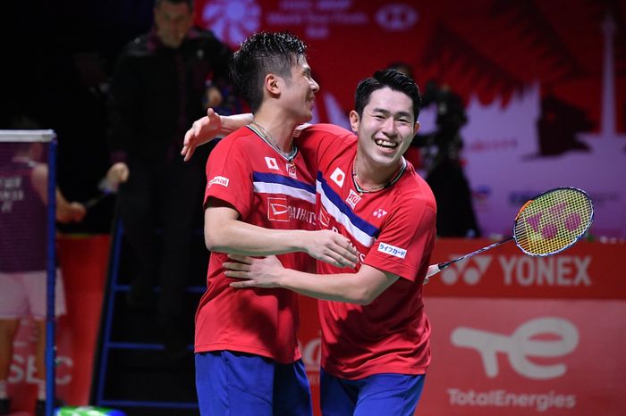 Takuro Hoki (kanan) memeluk partnernya, Yugo Kobayashi (kiri) usai mengalahkan ganda putra Indonesia, Marcus/Kevin pada final BWF World Tour Finals 2021, Minggu (5/12/2021)