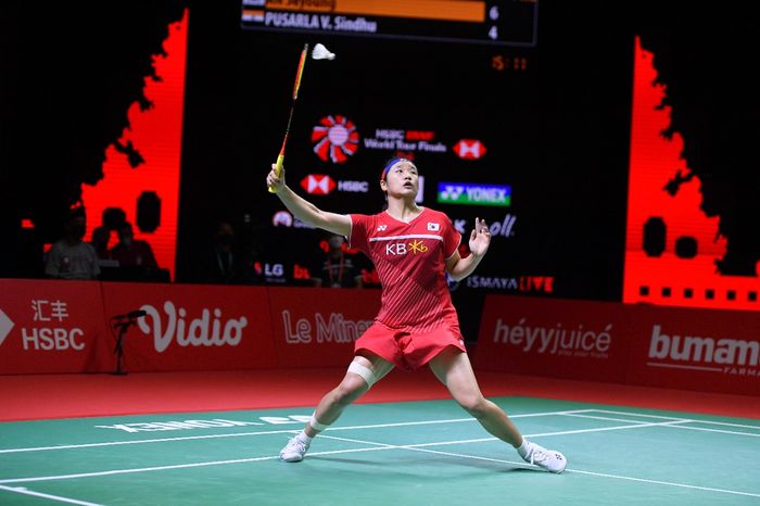 Aksi An Se-young (Korea Selatan) pada laga final BWF World Tour Finals 2021 di Nusa Dua, Bali, Indonesia, Minggu (5/12/2021)