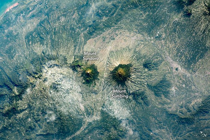 Puncak Gunung Sundoro dan Gunung Sumbing di Jawa Tengah yang dipotret dari Stasiun Luar Angkasa Internasional.