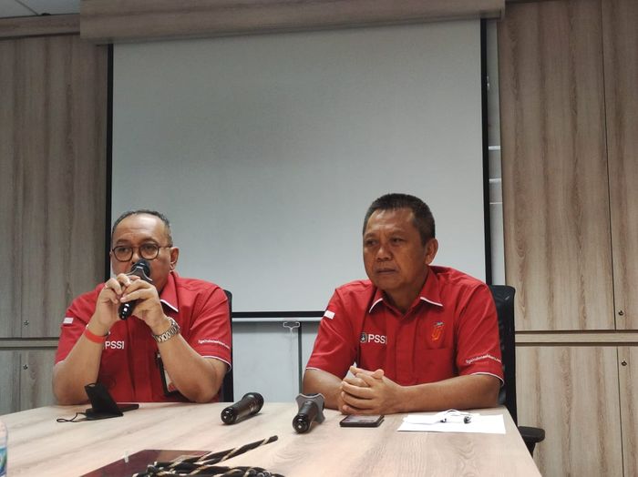 Direktur Utama PT LIB, Akhmad Hadian Lukita, bersama Direktur Operasional PT LIB, Sudjarno