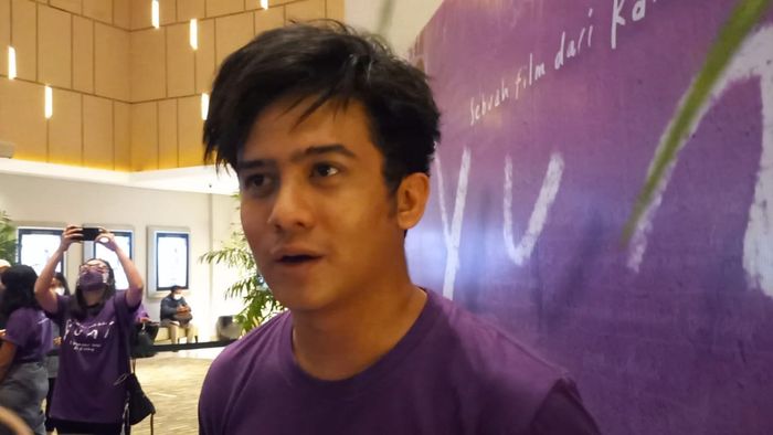 Kevin Ardilova usai press screening 'Yuni' di XXI Epicentrum, Jakarta Selatan, Senin (6/12/2021).