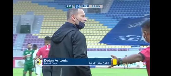 Pelatih PSS Sleman, Dejan Antonic diganjar kartu kuning dalam laga pekan ke-16 Liga 1 2021 melawan Persipura Jayapura di Stadion Manahan, Surakarta, Selasa (7/12/2021).