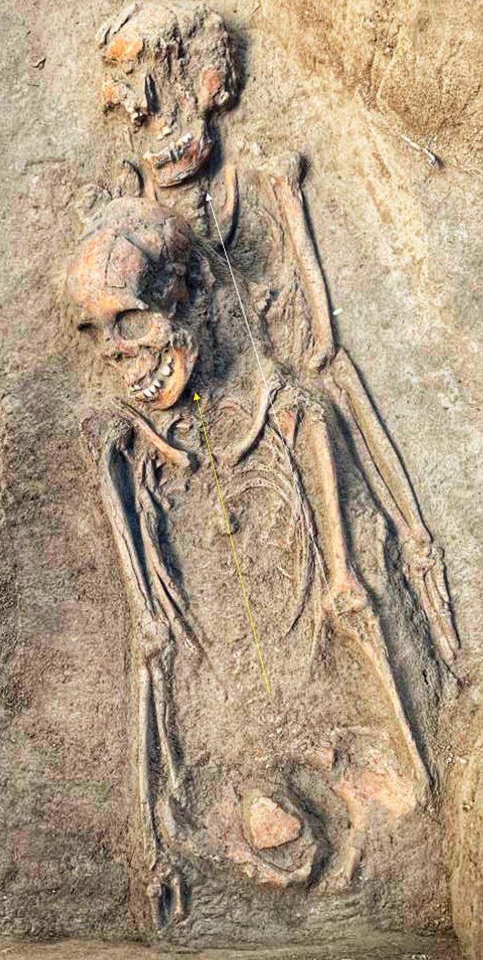 Kubur leluhur di Lambanapu, Sumba Timur. Situs ini merupakan hunian sekaligus permakaman. Penelitian Retno Handini, 'Diaspora Penutur Austronesia di Nusantara: Penelusuran di Sumba Timur, Nusa Tenggara Timur (Tahap V)'.