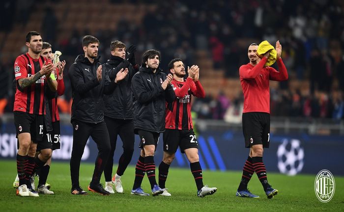 Para pemain AC Milan memberikan penghormatan kepada para suporter usai laga kontra Liverpool berakhir di San Siro.