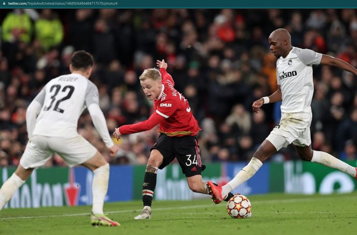 Donny van de Beek tampil starter saat Manchester United menjamu Young Boys pada laga pamungkas Grup F Liga Champions 2021-2022.