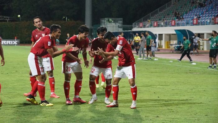 Evan Dimas, yang mengenakan ban kapten warna putih, melakukan selebrasi usai mencetak gol kedua timnas Indonesia versus Kamboja.