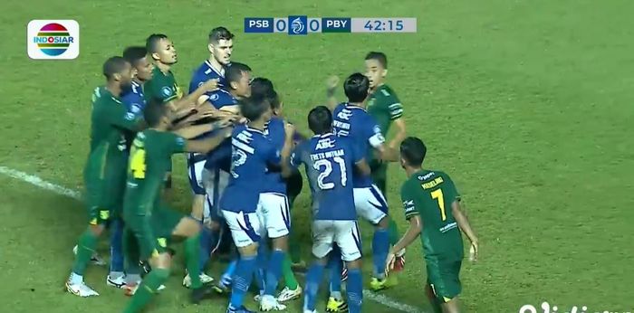 Terjadi insiden saling sikut saat laga Persebaya Surabay melawan Persib Bandung, Rabu (9/12/2021).
