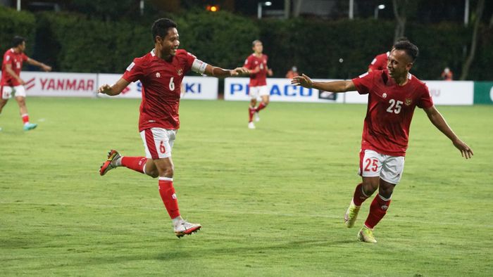 Pemain timnas Indonesia, Evan Dimas dan Irfan Jaya, merayakan gol ke gawang Kamboja dalam laga Piala AFF 2020, Kamis (9/12/2021).