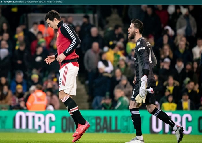 Harry Maguire dan David de Gea saat memasuki lapangan pertandingan antara Norwich City dan Manchester United.