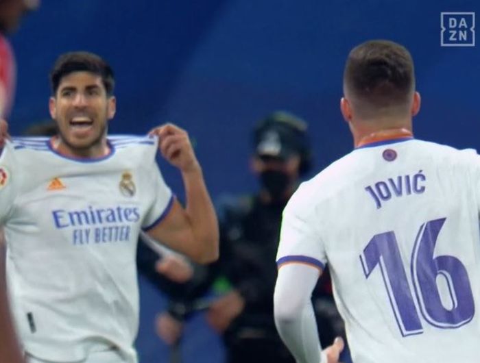 Striker Real Madrid, Marco Asensio, merayakan gol dalam laga Liga Spanyol kontra Atletico Madrid di Stadion Santiago Bernabeu, Minggu (12/12/2021).