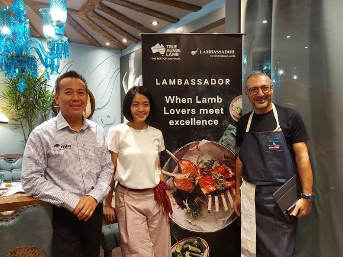 Chef Sezai Zorlu bersama Bapak Haryanto (MLA) dan Ibu Aini (MLA) dalam acara Event Lambassador di Turkuaz Restaurant-Authentic Turkish Cuisine, Jakarta Selatan, Senin (13/12/2021).