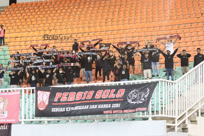 Sejumlah suporter Persis Solo memberikan dukungan dalam laga babak delapan besar Liga 2 2021 di Stadion Pakansari, Bogor, Jawa Barat, 15 Desember 2021.