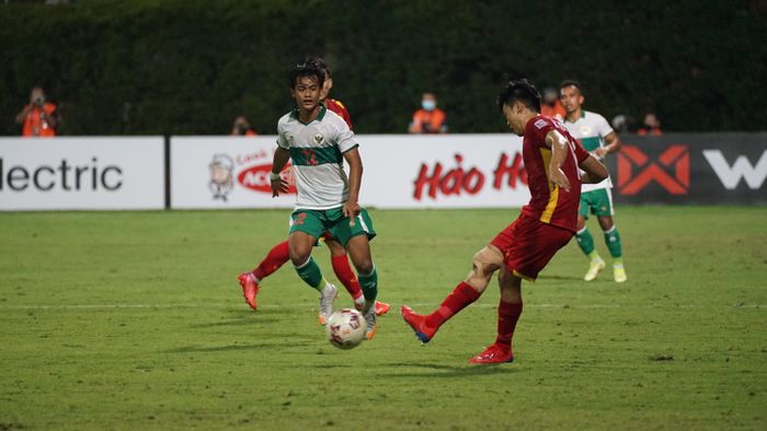 Timnas Indonesia saat melawan Vietnam dalam laga Grup B Piala AFF 2020, di Stadion Bishan, Singapura, Rabu (15/12/2021).