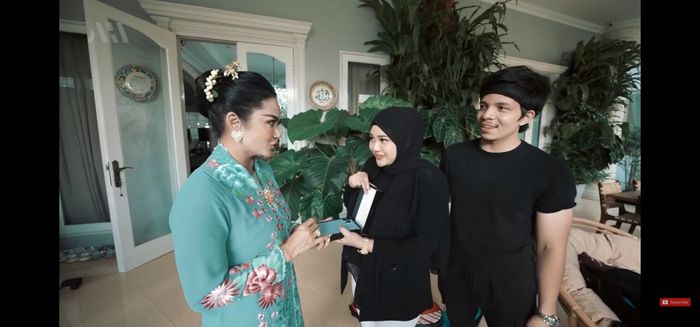 Momen ketika Aurel Hermansyah dan Atta Halilintar memberi hadiah iPhone keluaran terbaru kepada Krisdayanti.