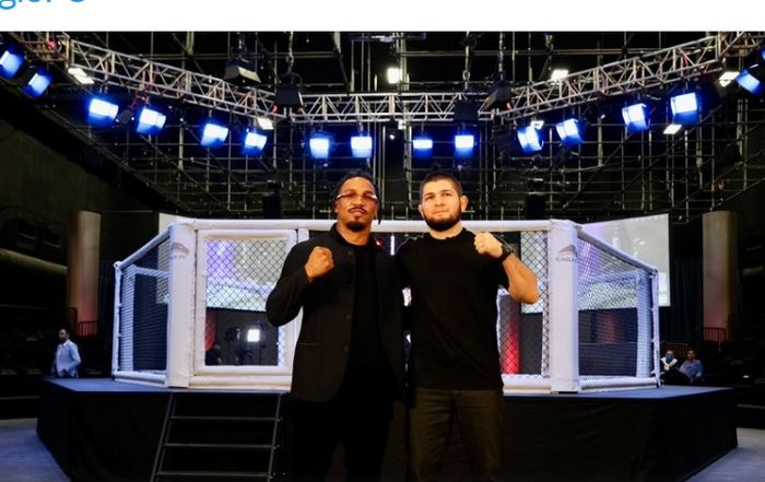 Eks jagoan UFC, Kevin Lee (kiri), dan Khabib Nurmagomedov (kanan),