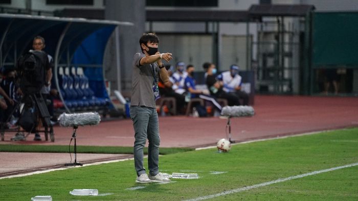 Pelatih timnas Indonesia, Shin Tae-yong, memberikan arahan kepada anak asuhnya dari pinggir lapangan saat gelaran Piala AFF 2020.