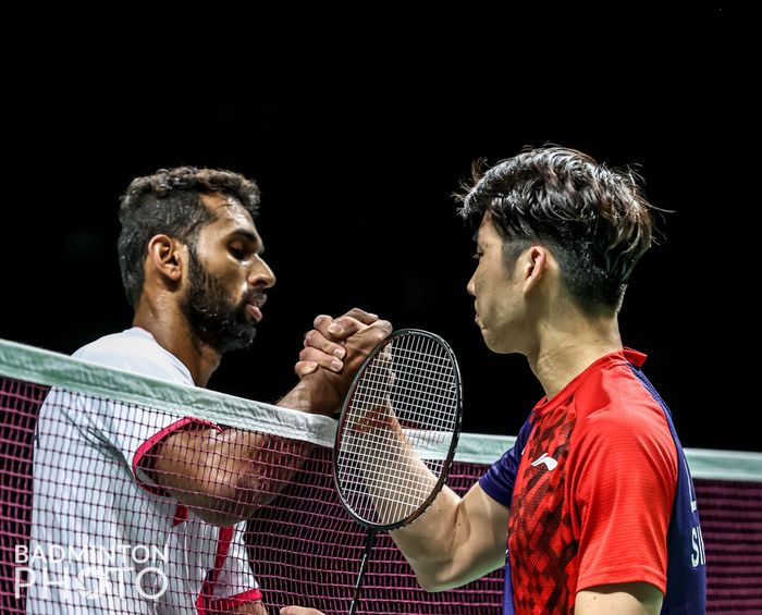 Tunggal putra India, Prannoy H.S (kiri) bersalaman dengan tunggal putra Singapura, Loh Kean Yew (Kanan) pada perempat final Kejuaraan Dunia 2021, Jumat (17/12/2021)