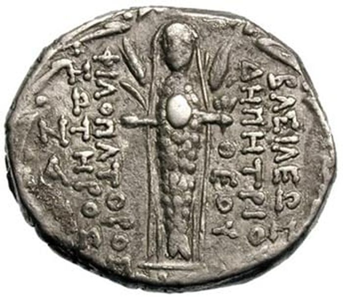 Penggambaran Atargatis, putri duyung pertama yang tercatat, di balik koin Demetrius III, Raja Siria dari 96–87 SM.