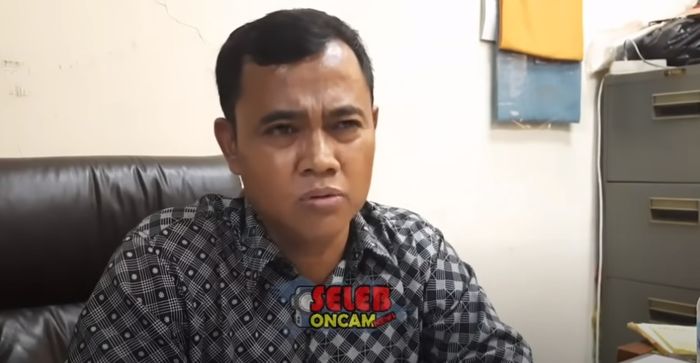 Tanggapan Faisal mengenai foto-foto mantan kekasih mendiang Vanessa Angel yang ditampilkan di acara 40 hari. 